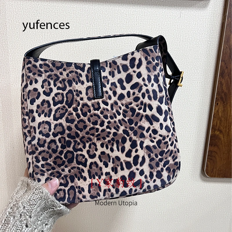 与樊 · #清版捡漏  Y家豹纹 博主必备羊筋绒单肩斜挎包 ＃6126