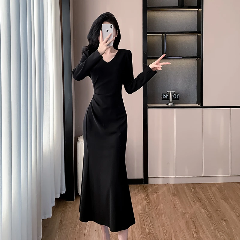 2024秋季新款法式V领名媛气质小黑裙褶皱收腰显瘦长款鱼尾连衣裙