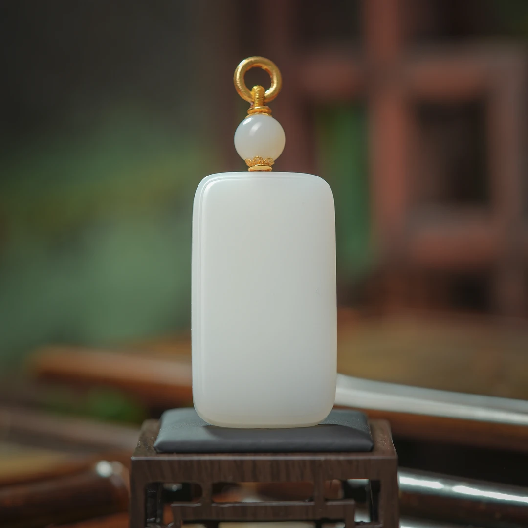 财云·传世级和田玉山流水料18K金白玉无事牌AD1306约50*28*9.7mm