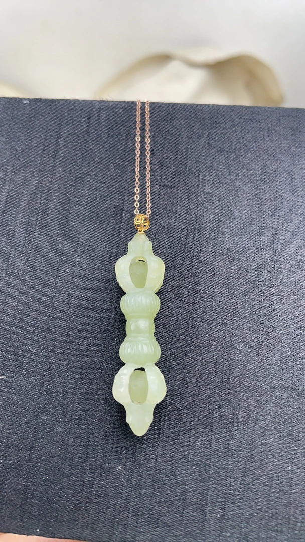 和田玉精工雕刻金刚杵吊坠18K金镶嵌精致款长43.6直径11.5毫米