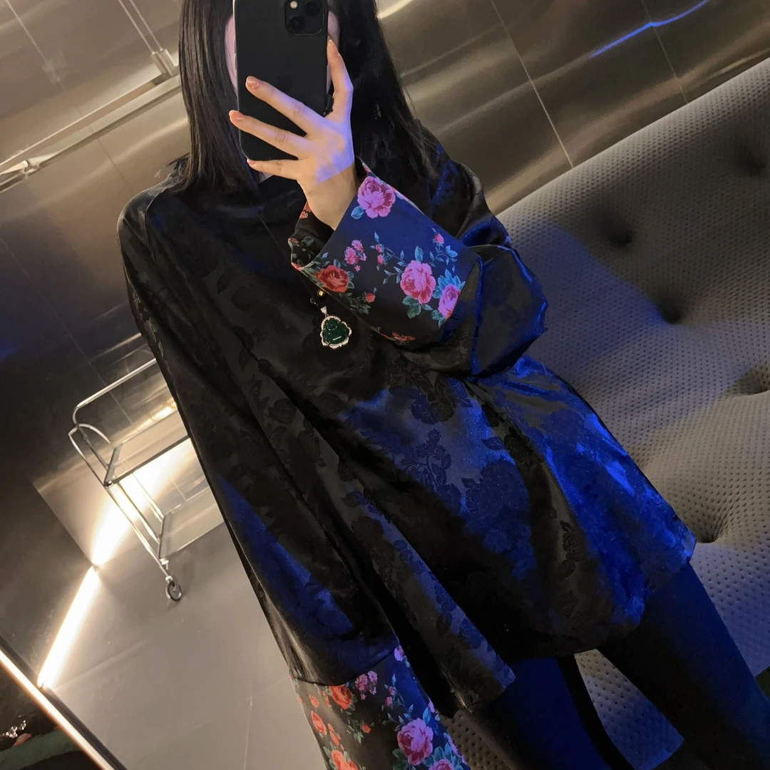 ‘暗纹玫瑰’黑红拼接上衣