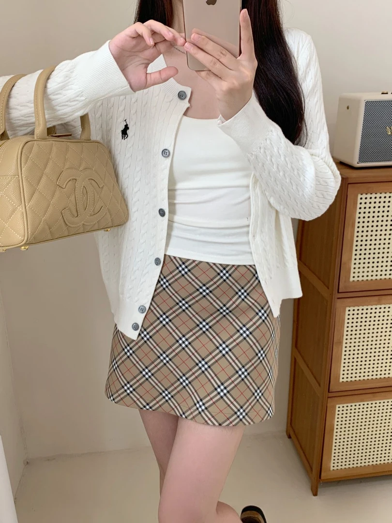 卡其色格纹短裙女2023秋季新款包臀美式复古学院风格子a字半身裙