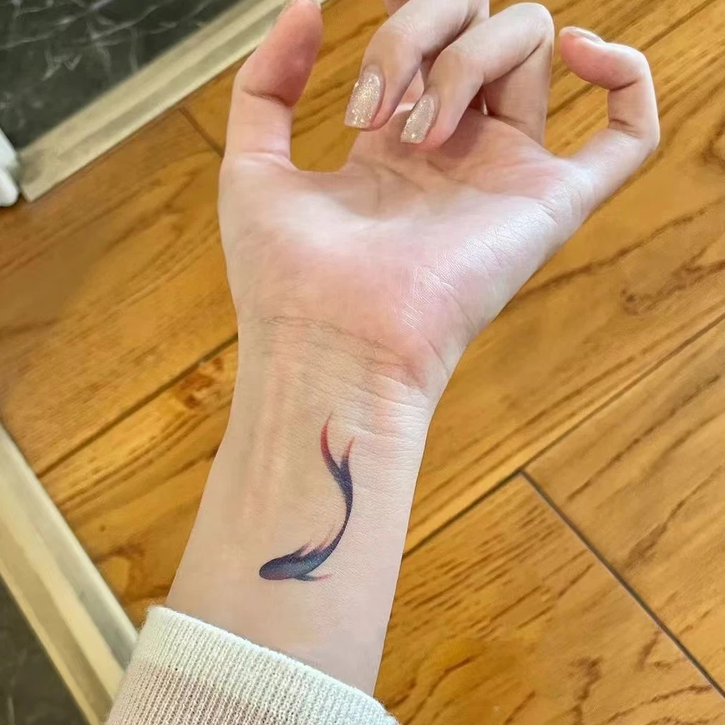 蓝色锦鲤纹身贴 ins小众甜酷辣妹高颜值防水逼真手腕海洋系贴纸