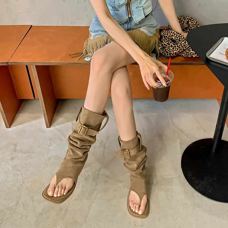 气质时尚新款小众设计绒面夹趾夹脚显瘦平底内增法式露趾坡跟凉鞋