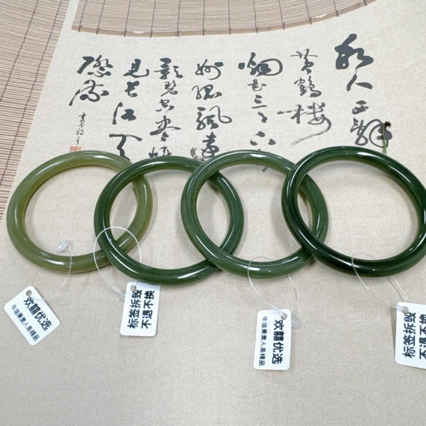 新疆若羌和田玉小传承牛油果绿美人条玉镯子，多样性发货拍一发一