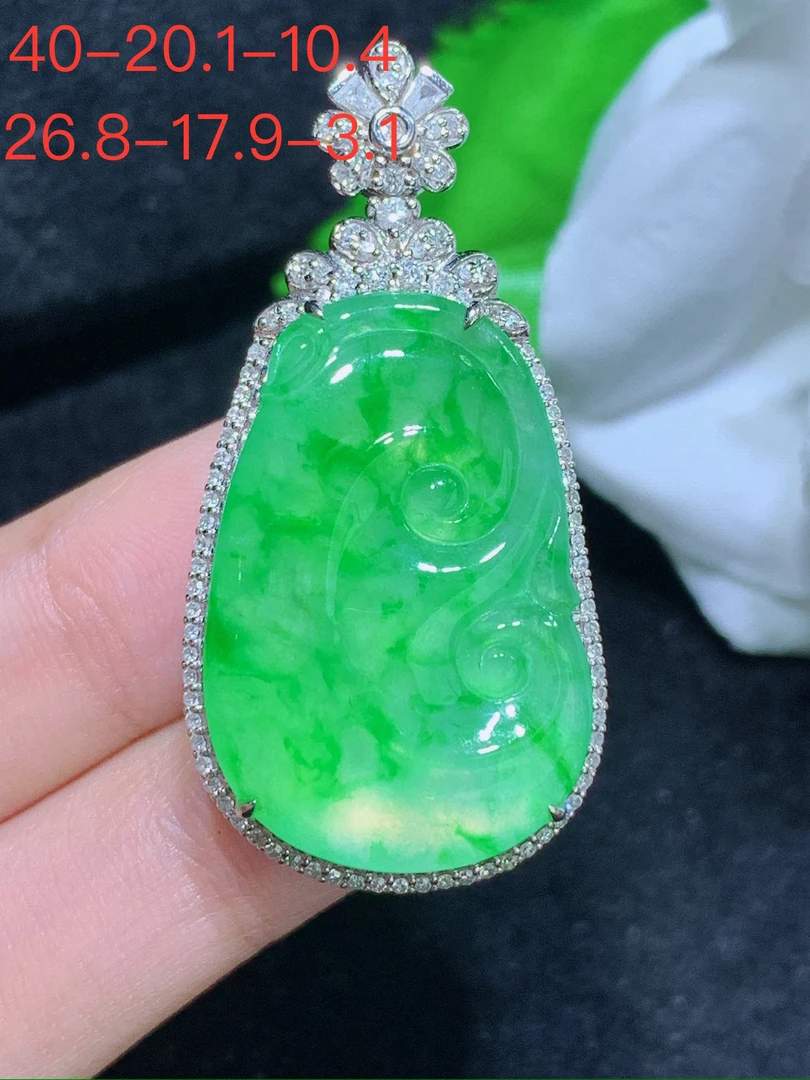 天然缅甸A货翡翠冰绿如意吊坠，豪华镶嵌