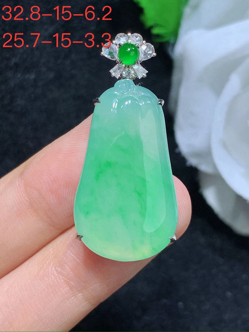 天然缅甸A货翡翠飘绿福瓜吊坠，气质镶嵌