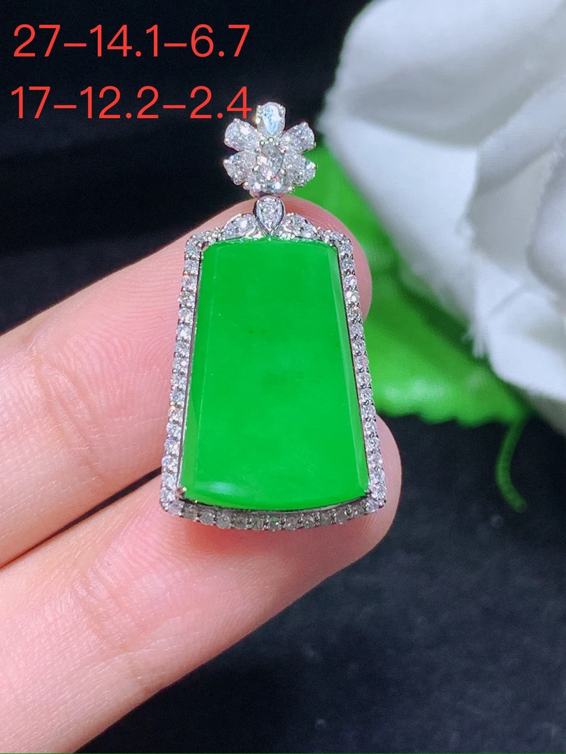 天然缅甸A货满绿无事牌吊坠，气质镶嵌