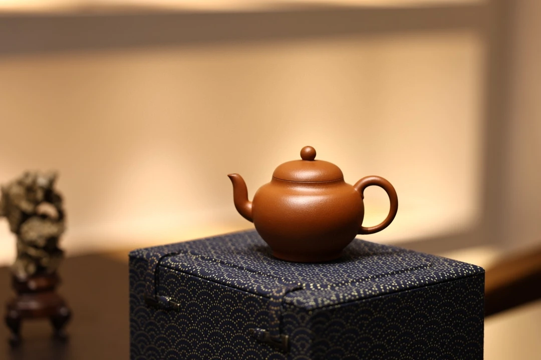 形体饱满圆润的【宫灯】鲍之健·赵庄朱泥·160cc紫砂壶