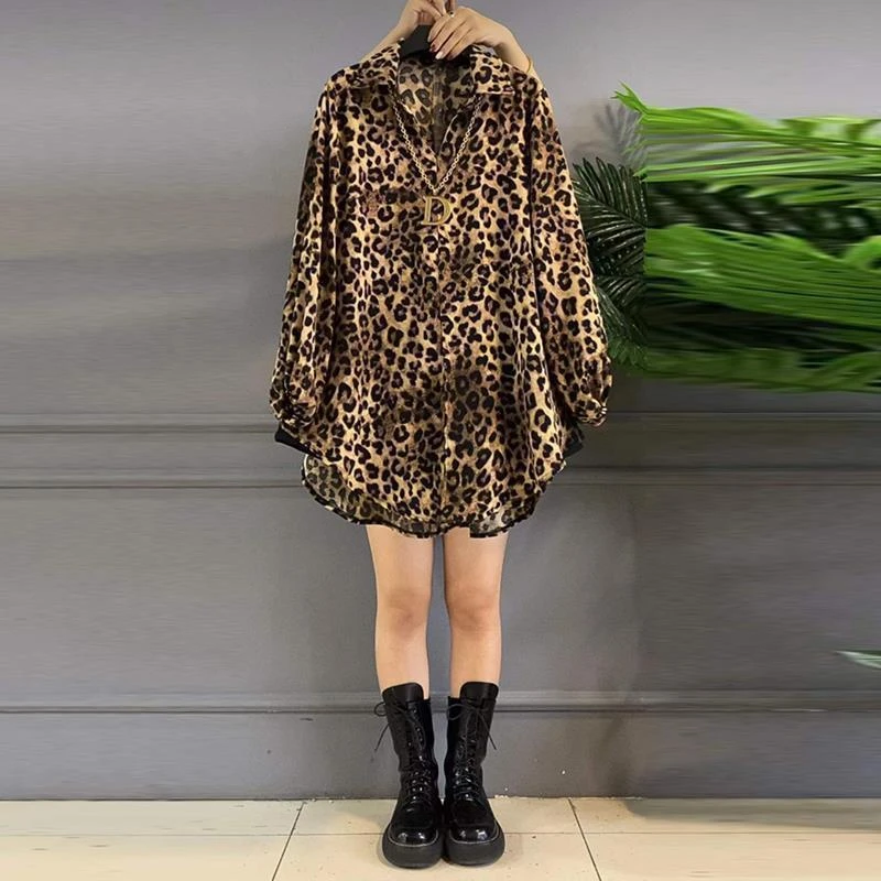 胖MM中长款豹纹字母长袖遮胯上衣大码女装宽松底摆开叉2022衬衫潮