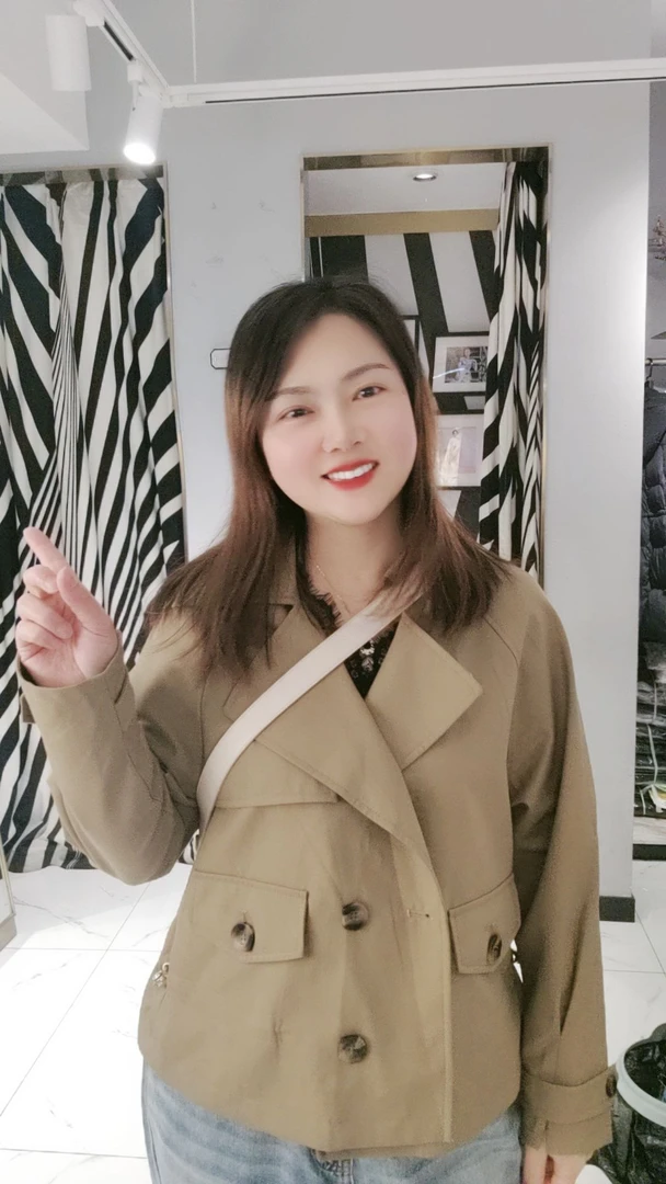 天美专享，时尚风衣外套气质短款双排扣英伦百搭卡其色