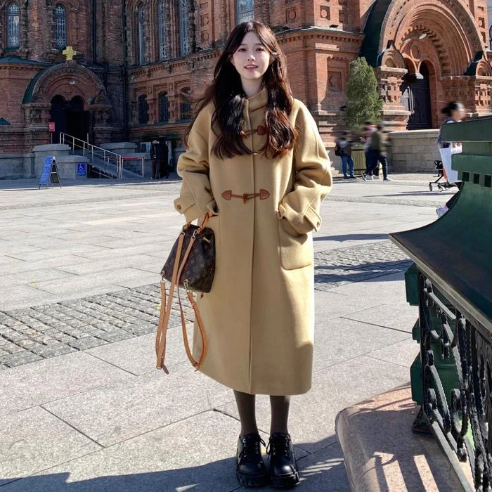【24121】连帽款学院风牛角扣中长款毛呢外套女