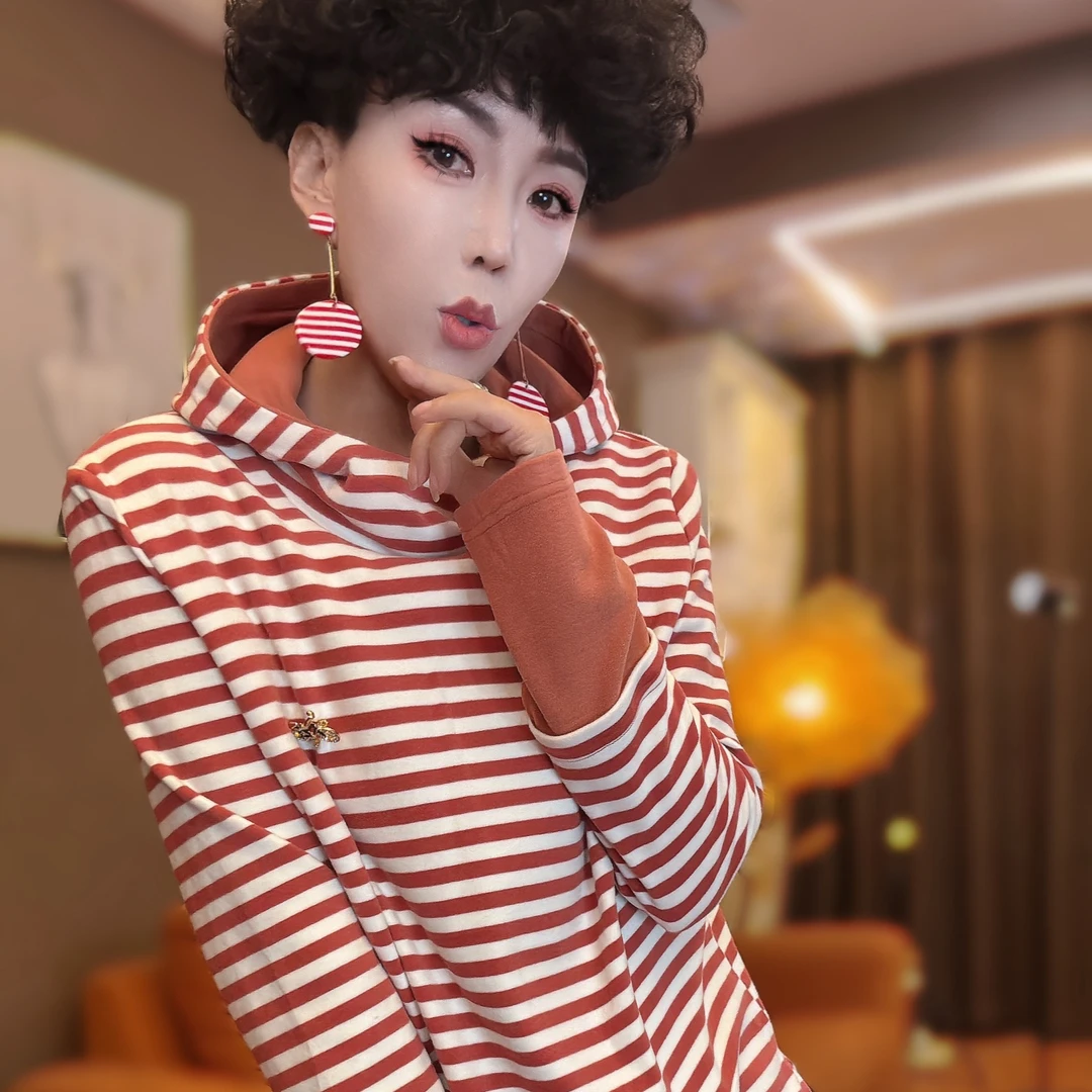 【妮菲丝娅】新款清新雅致的细条单穿内搭轻松穿出彩戴帽卫衣886609