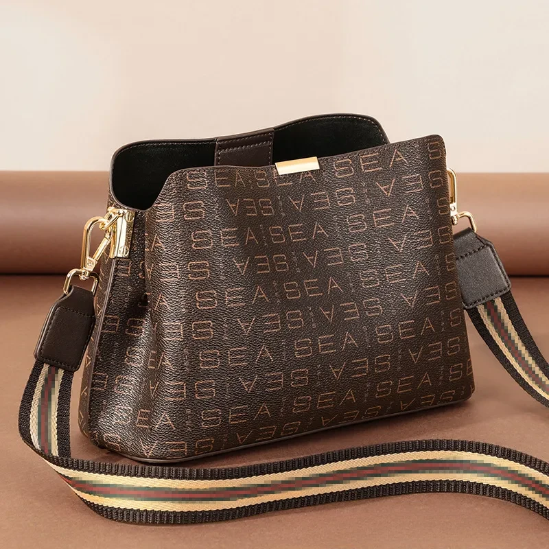 大容量包包女新款潮时尚印花单肩百搭宽肩带斜挎包水桶潮流女士包