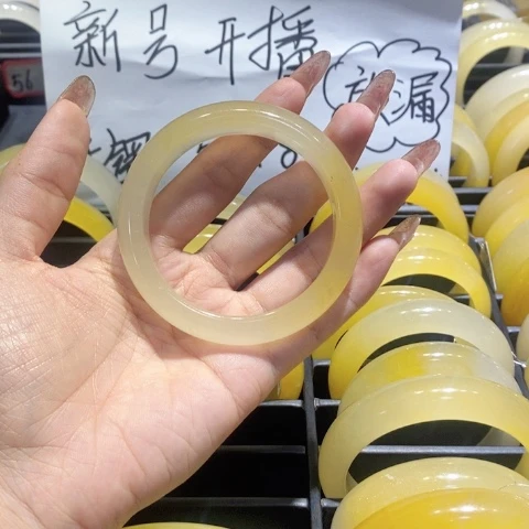 石英质玉(黄龙玉)手镯未镶嵌未*?