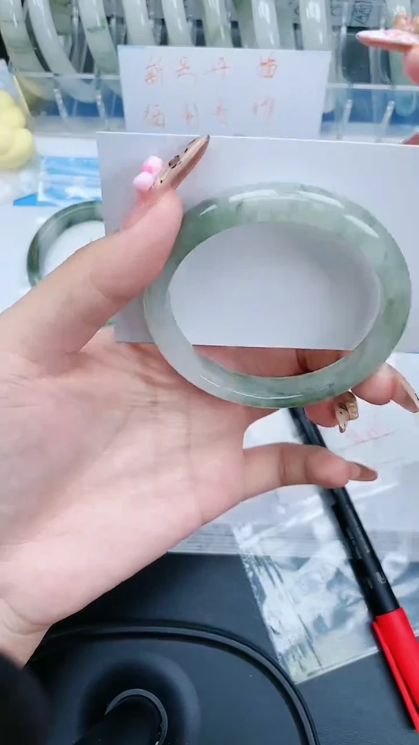 【闪购商品】石英质玉手镯未镶嵌68