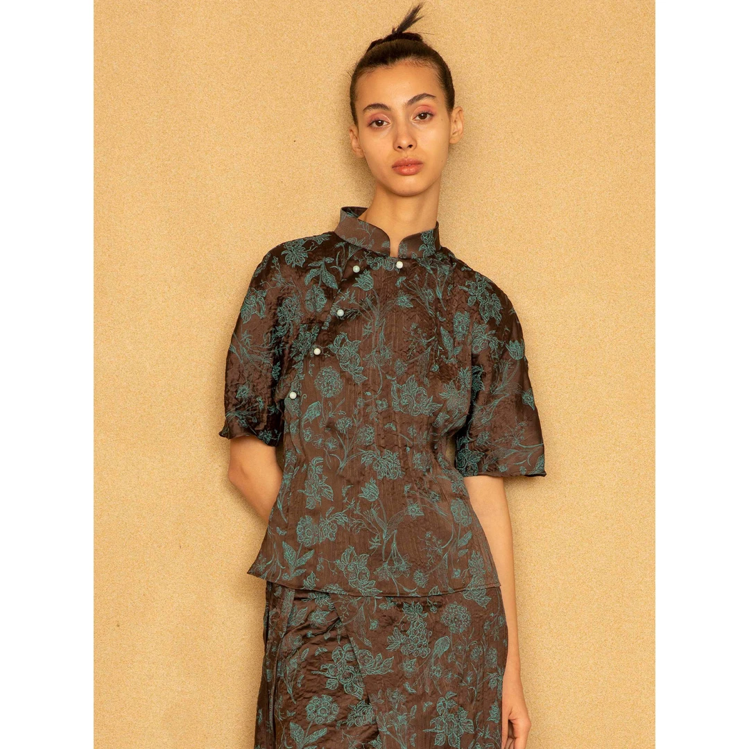 PaleBlueDot蓝点·时髦新中式棕蓝印花缎面褶皱立领短袖小衬衣