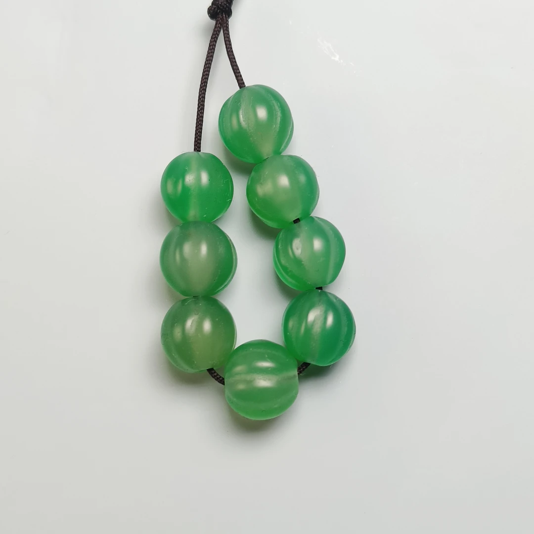 旧藏绿玛瑙南瓜珠8颗，颜色漂亮，造型大气，珠子卡10左右