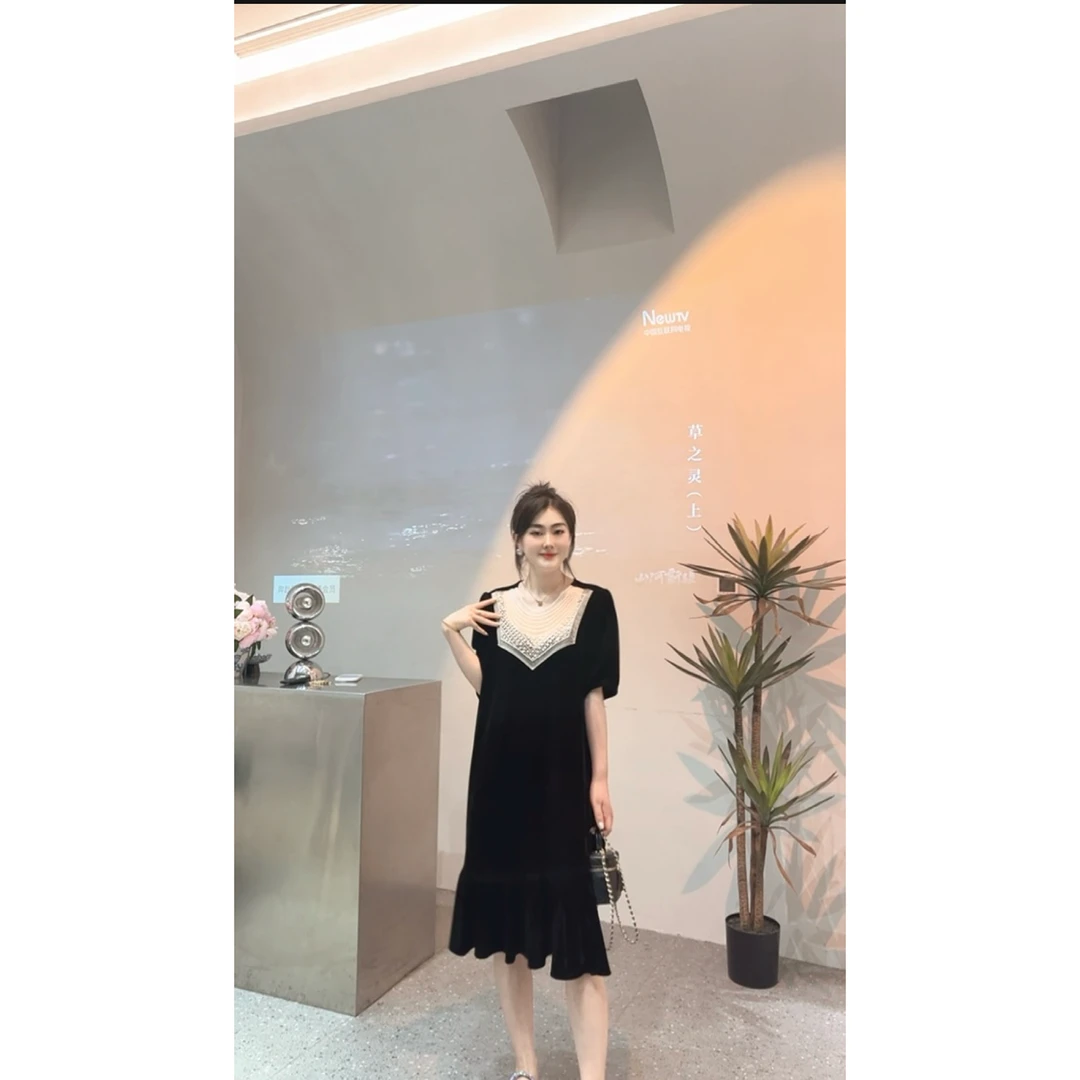 50576【新年款】丝绒轻奢风高级洋气百搭遮肉显瘦时尚连衣裙 诗诗