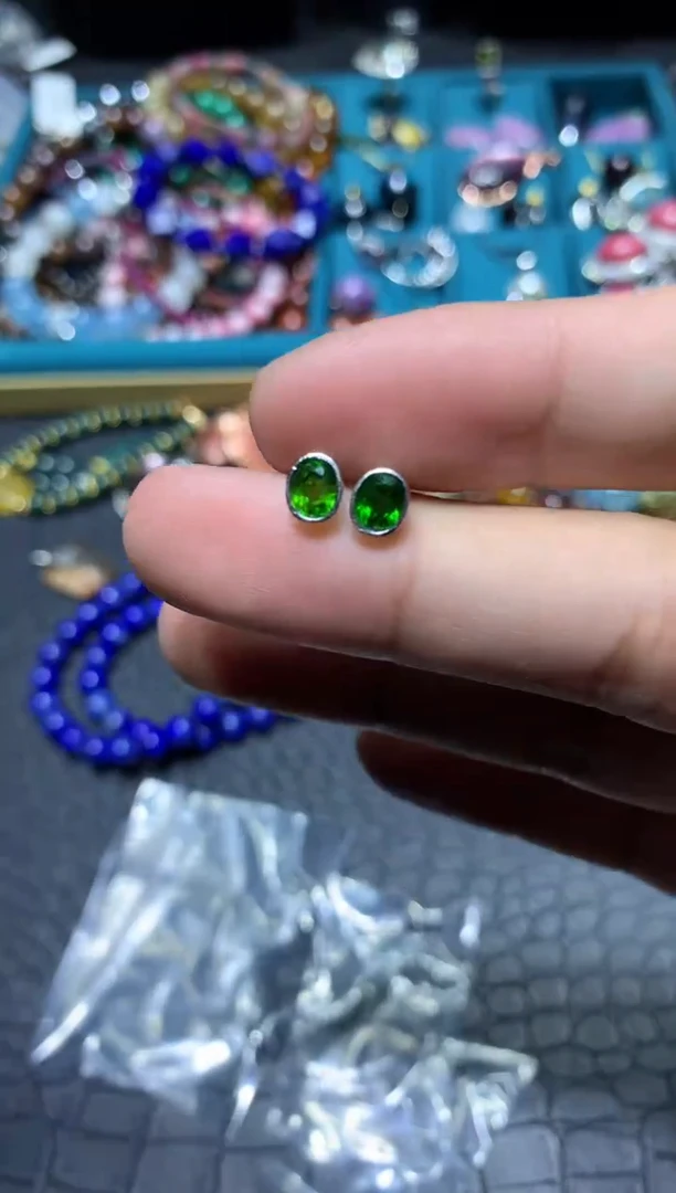 【闪购商品】透辉石耳钉未镶嵌H77