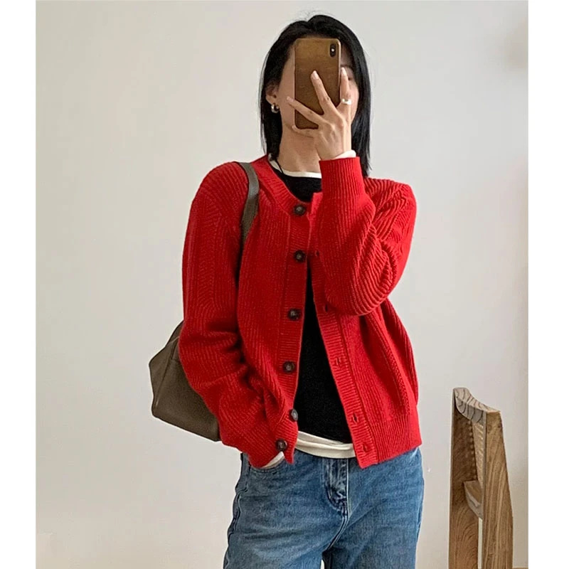 吕小布 | 正宫红 白露同款牛角扣定染羊毛混纺粗针织落肩开衫0281