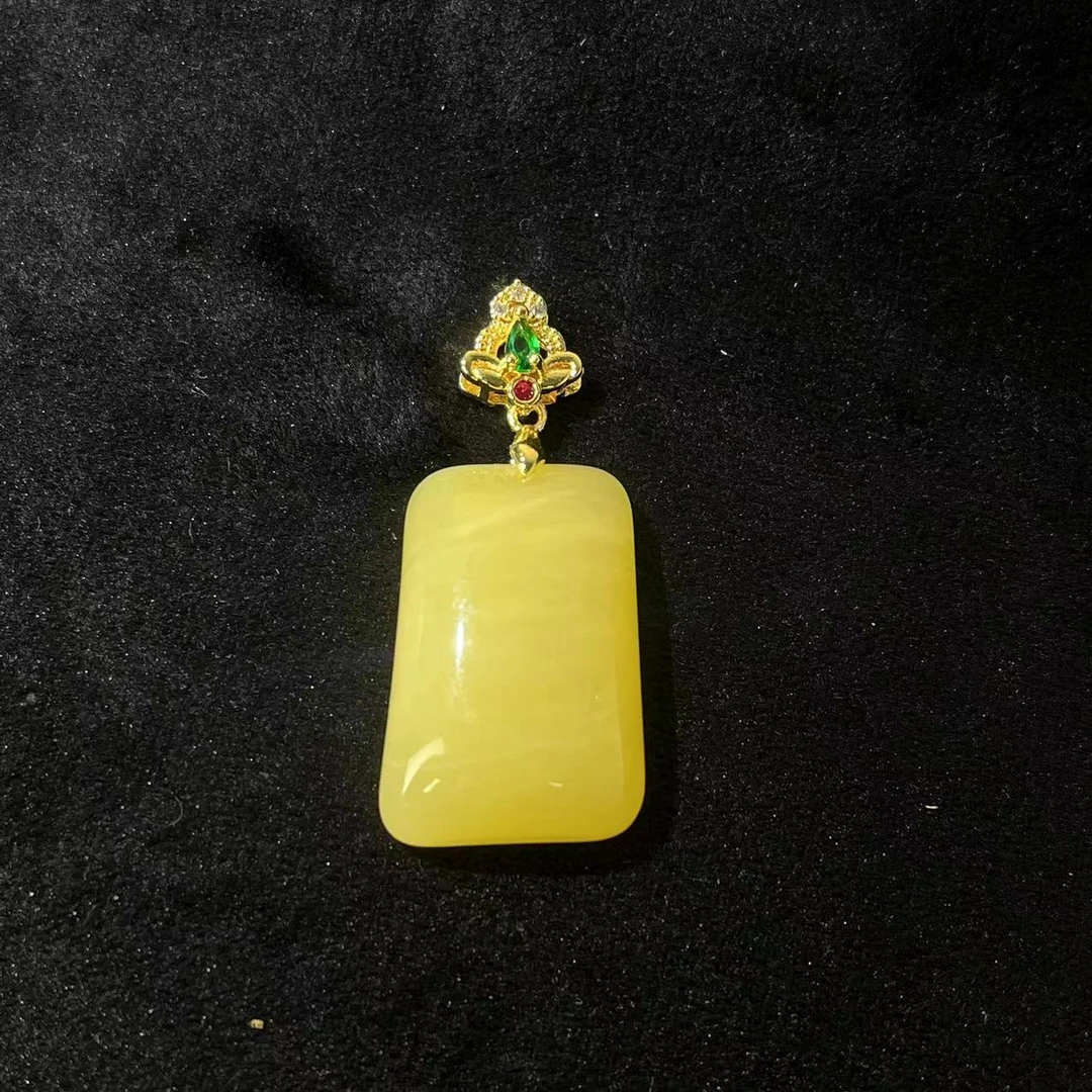 鸡油黄无事牌高级设计吊坠  约33x21x10mm