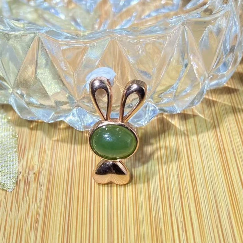 俄料老坑料碧玉兔子吊坠  约8x6x4mm