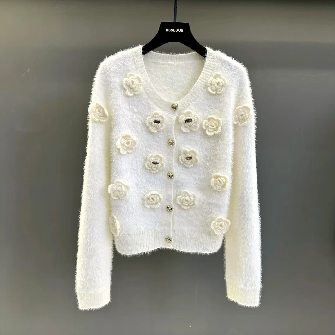 白色圆领软糯针织衫女秋冬立体花朵气质钉珠毛衣长袖上衣Z9457