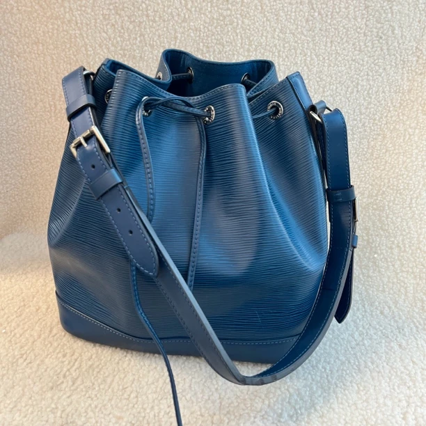 95新 LouisVuitton/路易威登 L V水波纹水桶单肩包