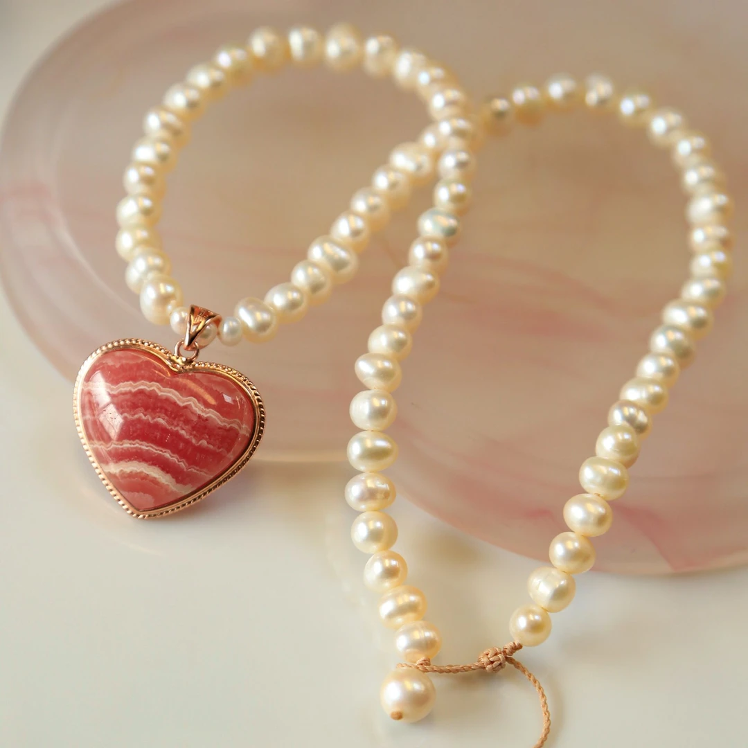 红纹石千层西柚红心形吊坠