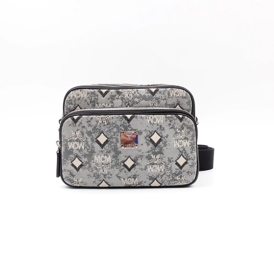 95新 MCM 丹宁系列中号双层相机包WKJMWXN00759