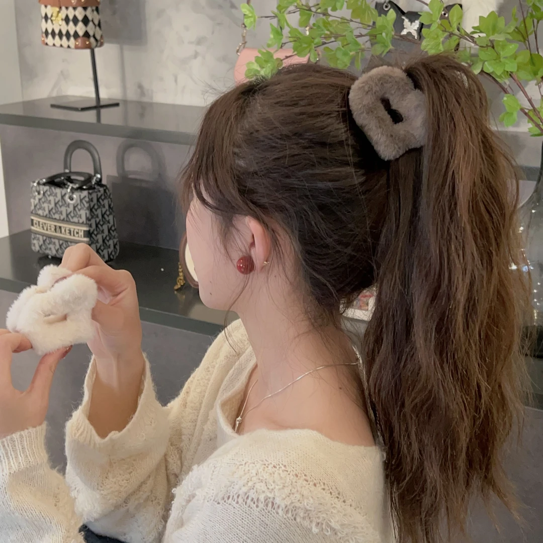 漫予暖心~毛绒爱心甜美设计发夹女秋冬毛绒抓夹高级感小众鲨鱼夹