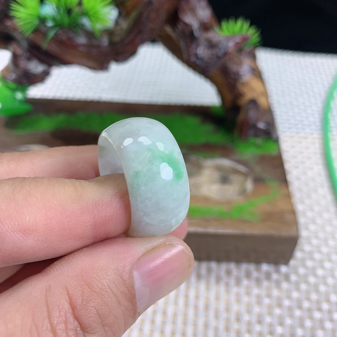 缅甸天然A货翡翠飘绿宽边戒圈，尺寸：20.7*13.2*3.8mm