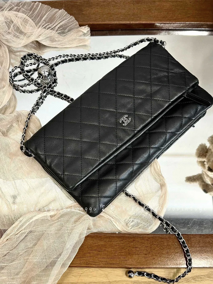 95新 Chanel/香奈儿 chanel 黑银双色扣手拿包