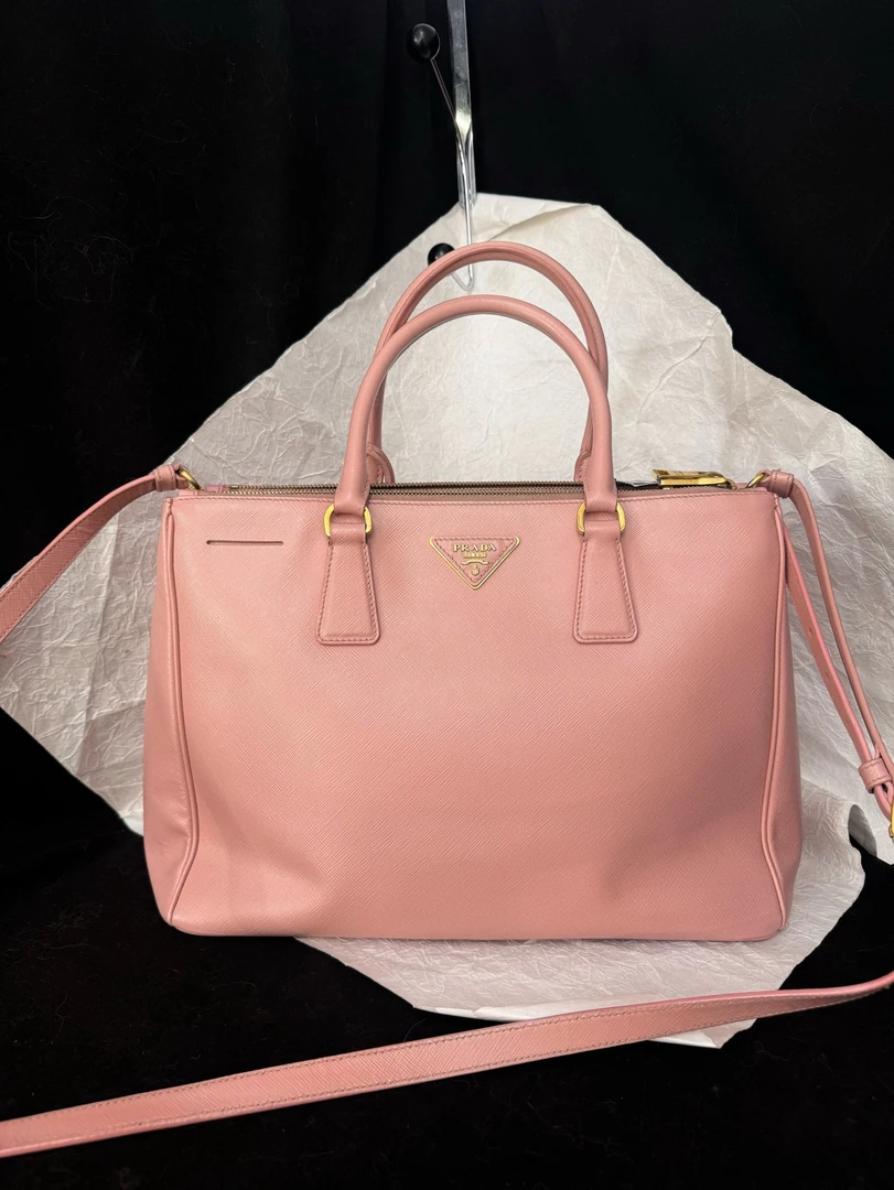 95新 Prada/普拉达 prada 樱花粉大号杀手斜挎包