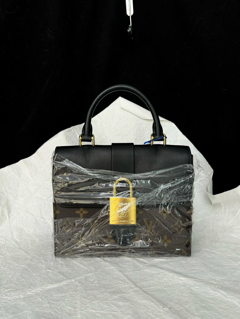 95新 LV  lv 黑金锁头斜挎包