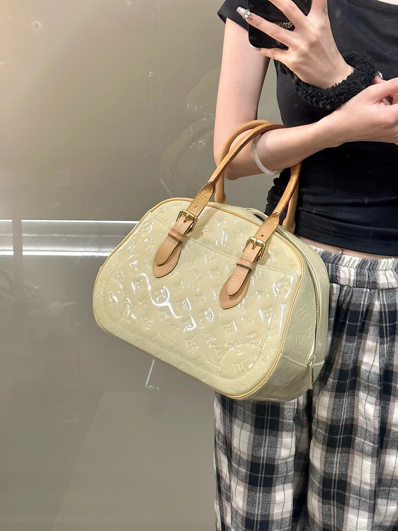 95新 LouisVuitton/路易威登 lv 奶黄色漆皮苹果手提包