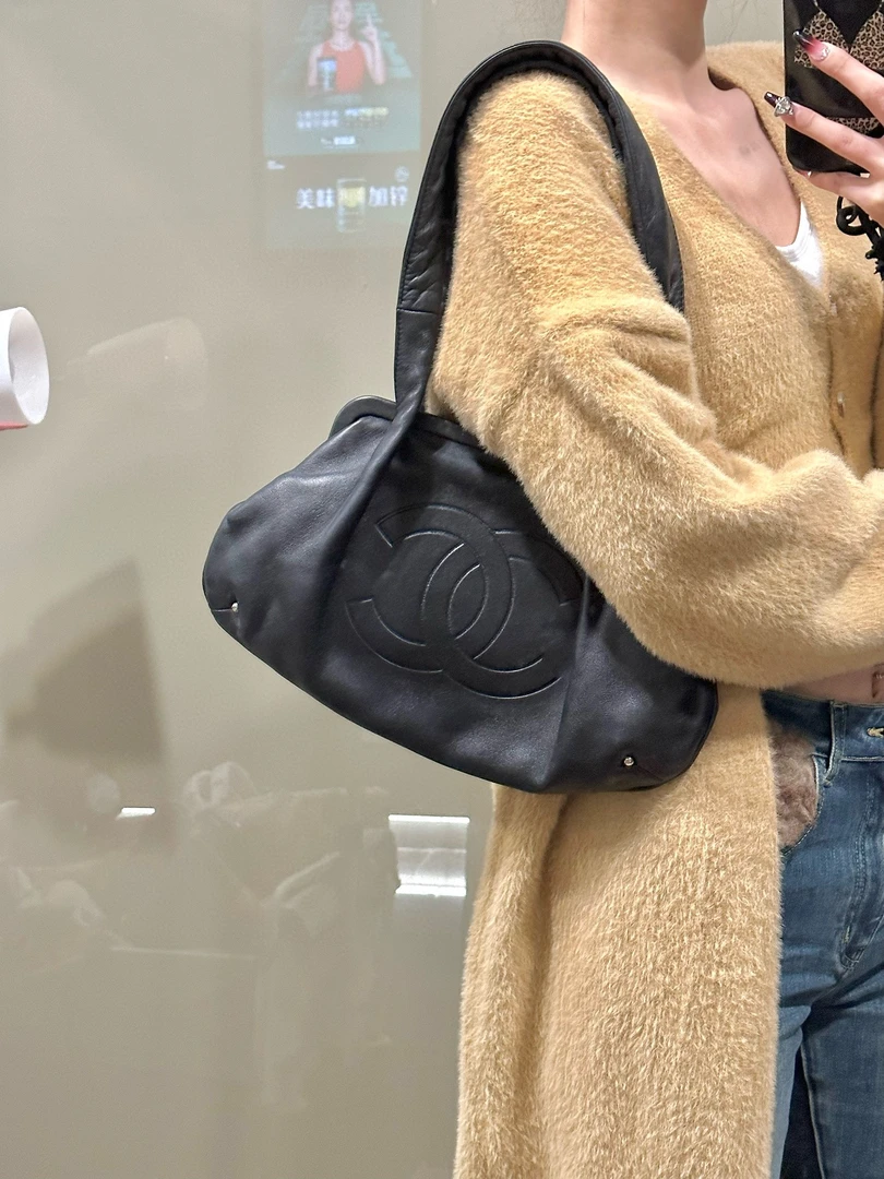 95新 Chanel/香奈儿 chanel 黑色蛙口腋下单肩包 (K)