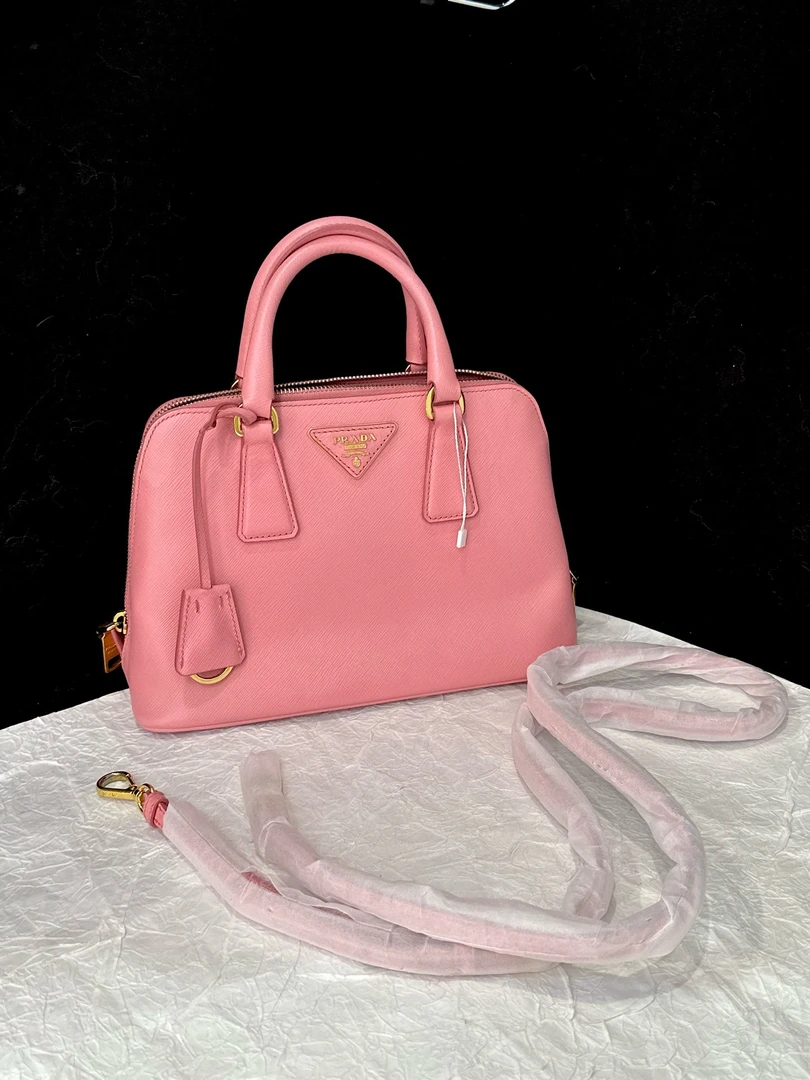 95新 Prada/普拉达 prada 樱花粉贝壳斜挎包