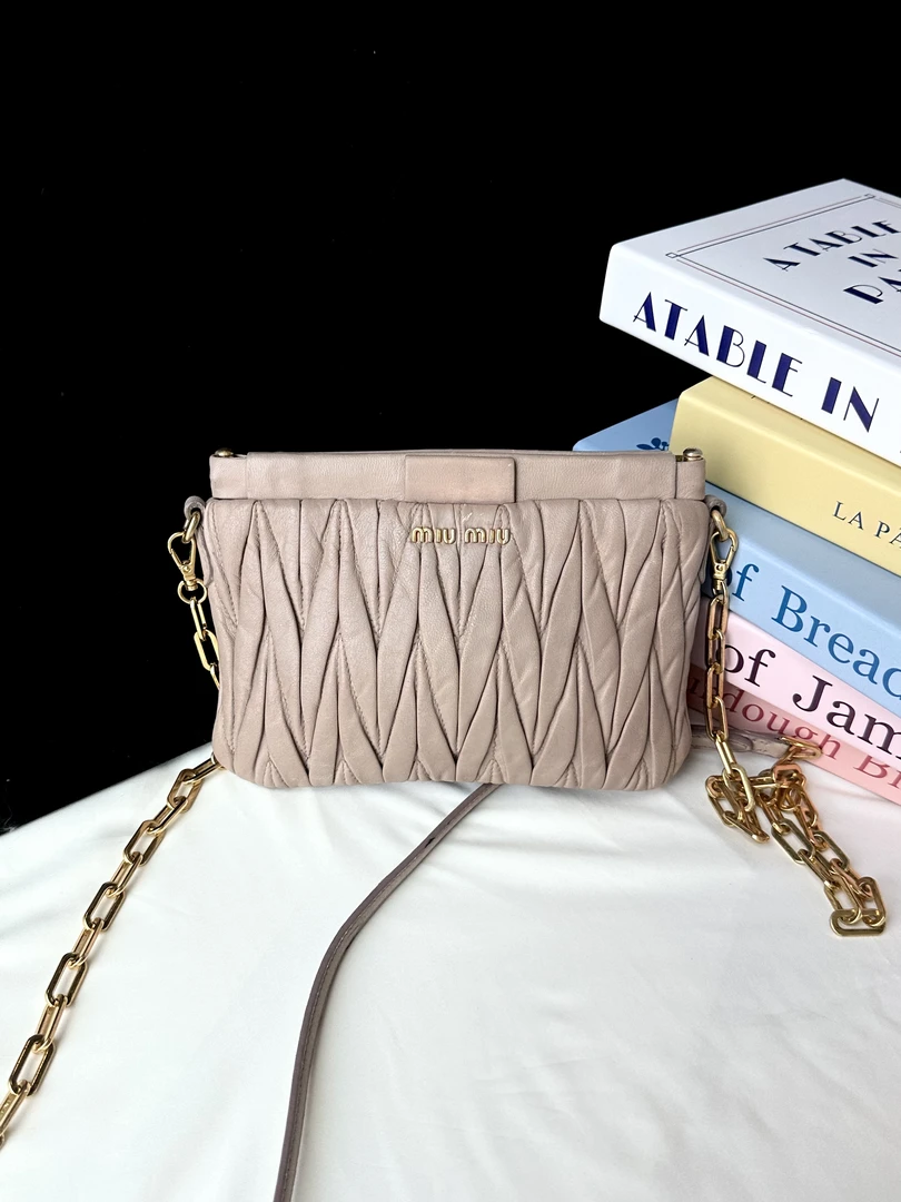 95新 MIU MIU/缪缪 miumiu 裸粉色褶皱斜挎包 (K)