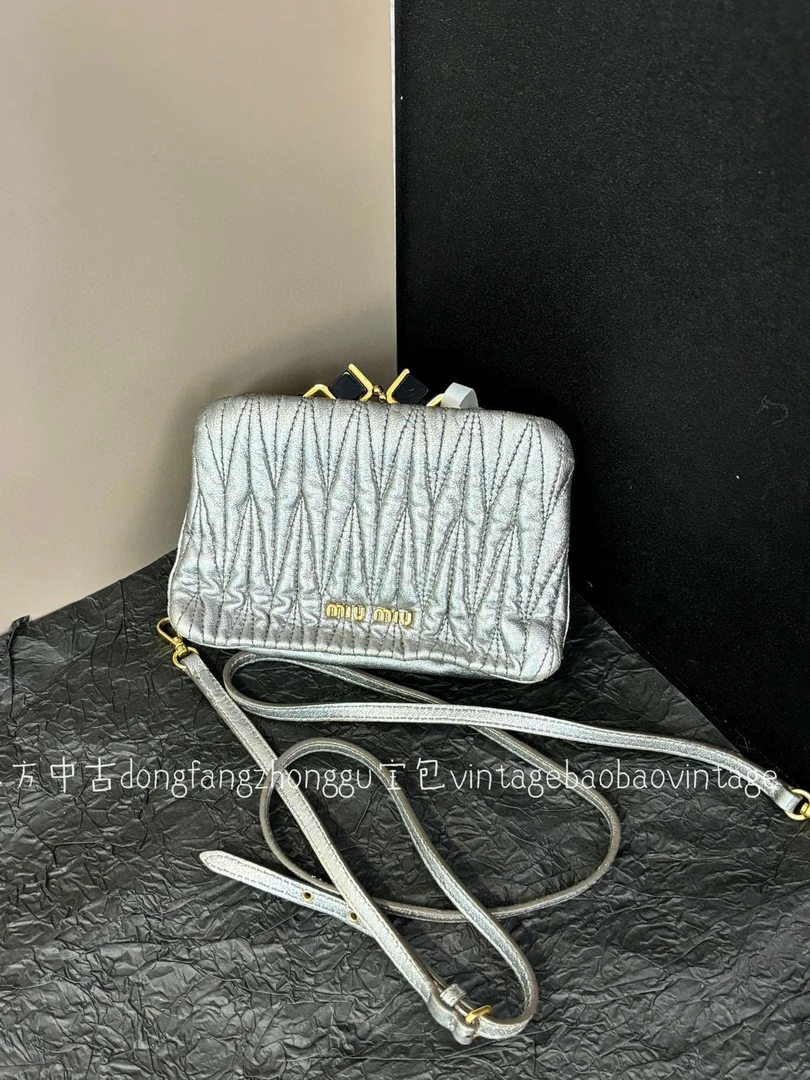 95新 MIU MIU/缪缪 (K)miumiu银色宝石扣斜挎包