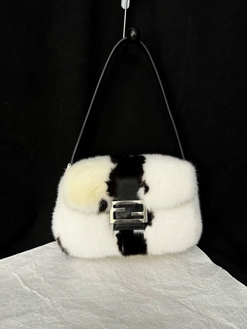 95新 FENDI/芬迪 fendi 熊猫色毛毛单肩包