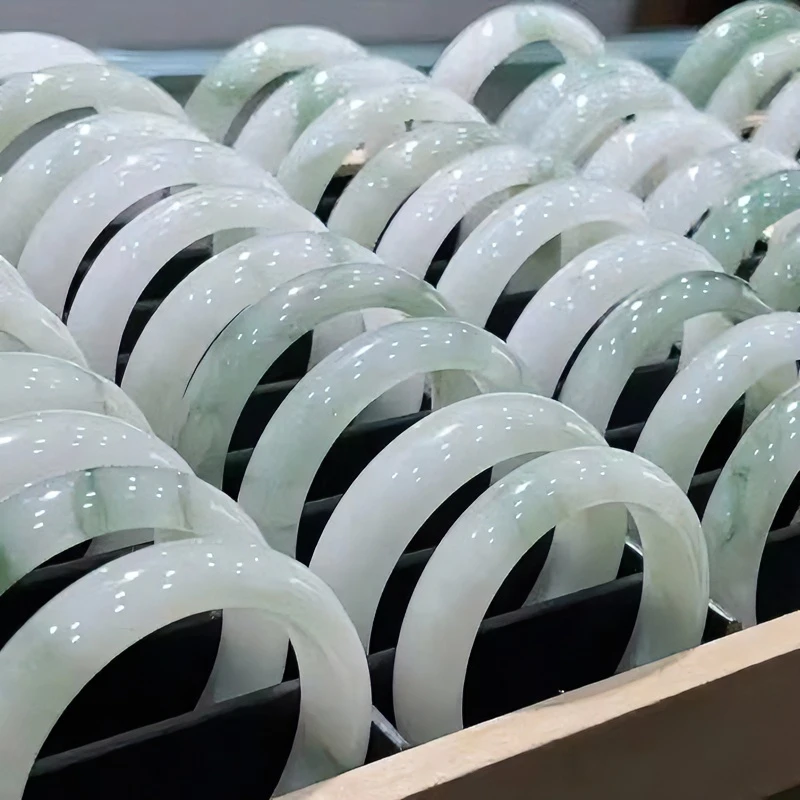 新疆南疆（天山冰翠，飘花）女士冰透时尚美镯！多样性发货，拍一发一