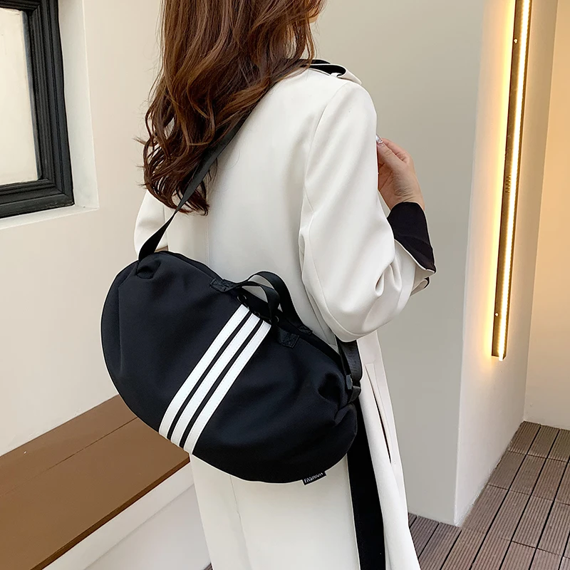 时尚潮流单肩斜挎包女百搭运动健身个性女包ins网红休闲斜跨布包