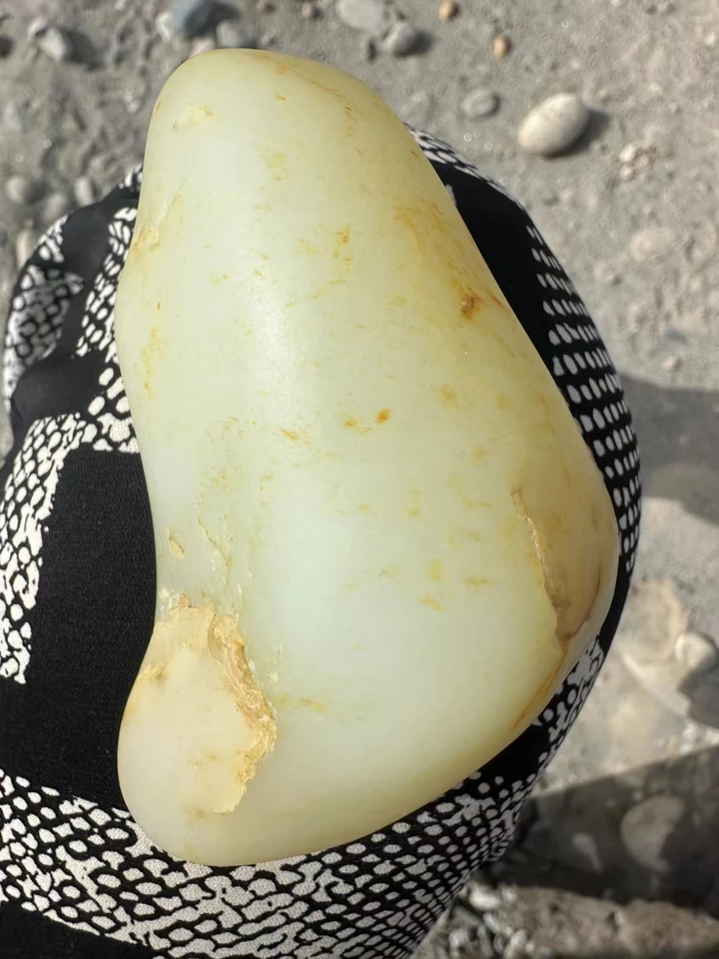 新疆戈壁滩原奇石