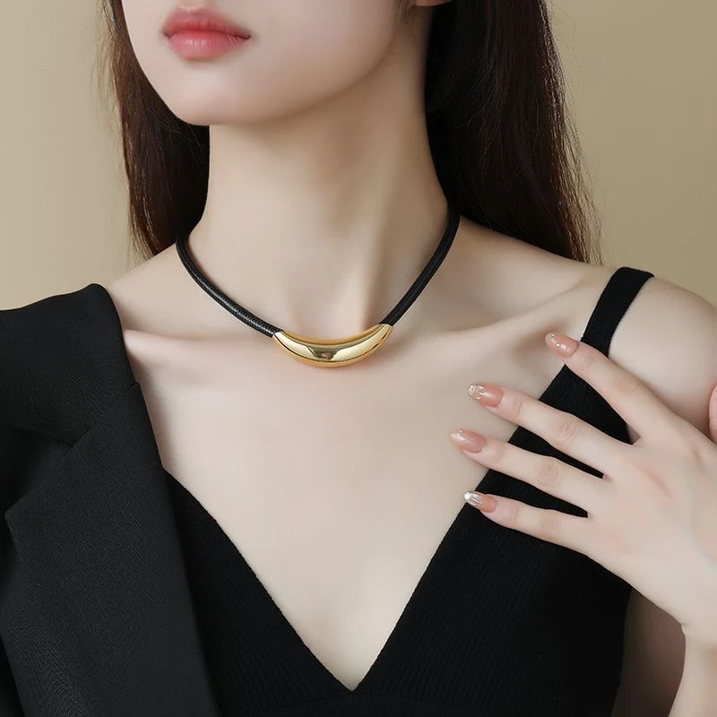 合金皮质吊坠 爆款弯管项链女小众设计感百搭锁骨链冷淡风项圈