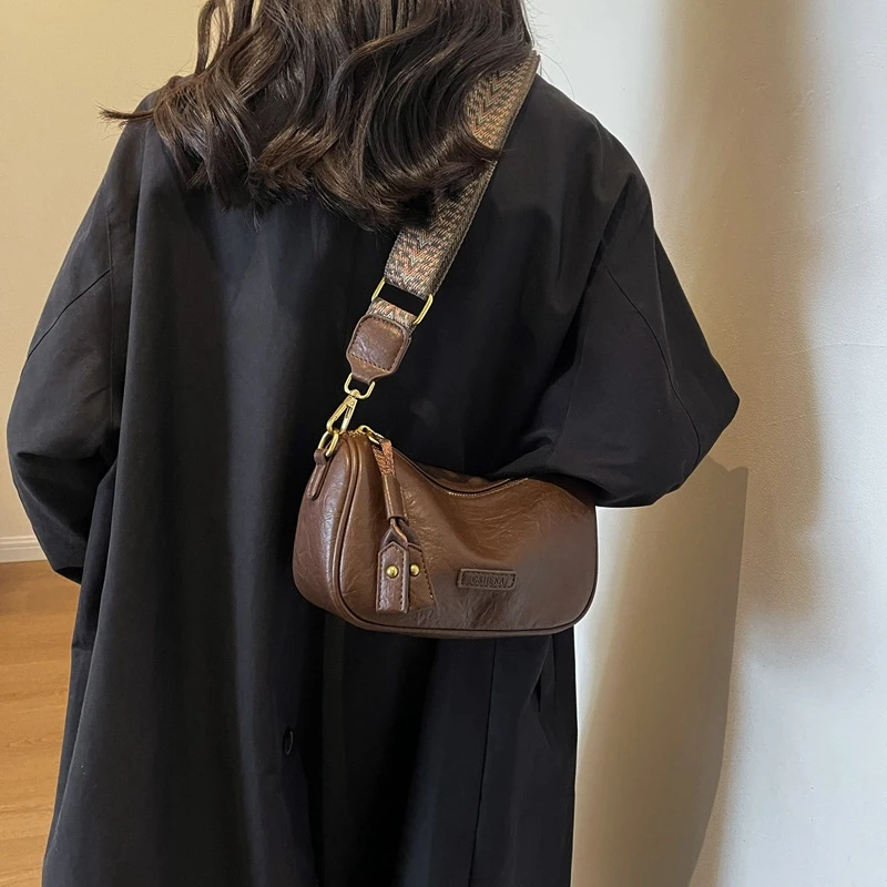 大容量包包女2023冬季新款复古宽肩带单肩斜挎女包时尚百搭饺子包