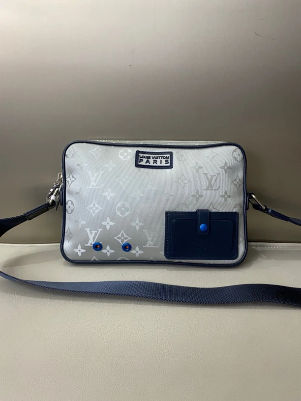 95新 LouisVuitton/路易威登 lv镭射钛合金系列限量邮差包斜挎包