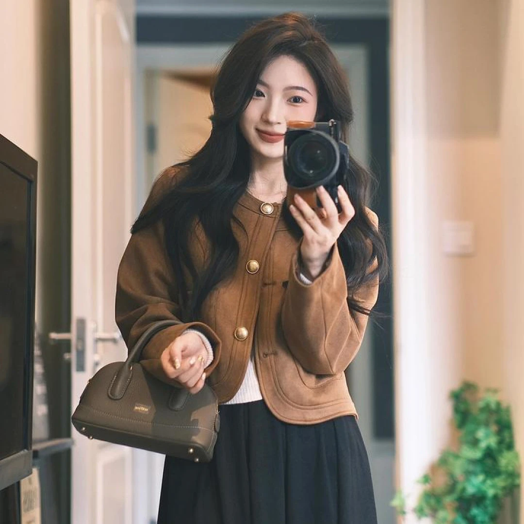 2024秋冬一整套女复古咖色圆领短外套女搭配黑色半身裙显瘦两件套