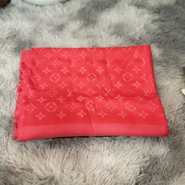 99新 LouisVuitton/路易威登 满印logo丝巾140*140/B00269/A01830